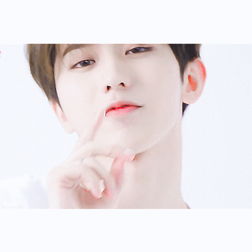 粉粉嫩嫩的嘴巴好想亲[可怜]  @蔡徐坤