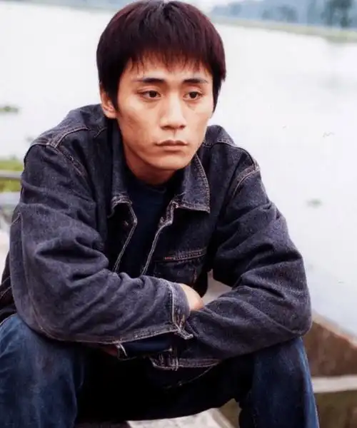 比如《蓝宇》拍摄结束之后,他就有很长一段时间再没敢和胡军联系.