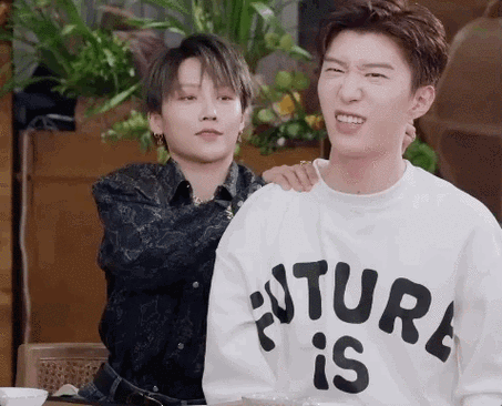 刘雨昕给范丞丞按摩太好笑了##范丞丞被刘雨昕按摩时的表情