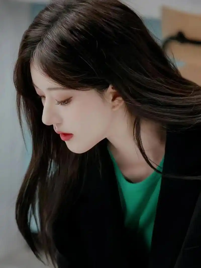 赵露思黑西装外套黑直长发 不得不说露思这组图惊艳到了本可露丽,妆造