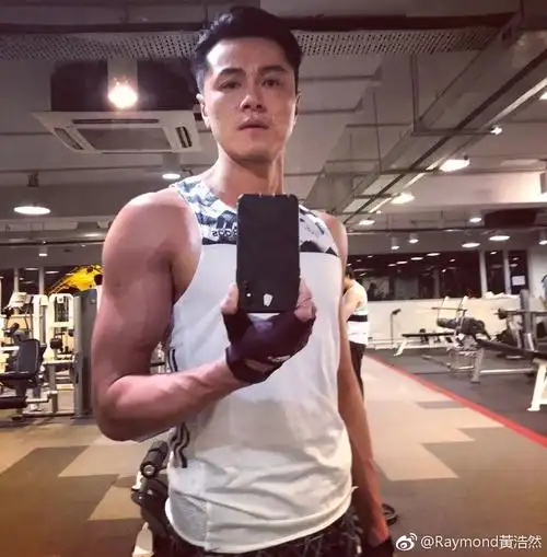 但是这个姿势……锻炼是有用的,黄浩然的身材保持的不错,但是脸部的