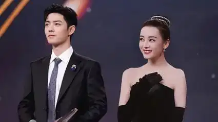 迪丽热巴肖战台下热聊,谁注意到肖战的眼神?网友:好甜啊