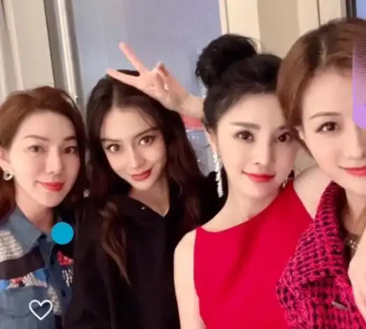 32岁杨颖参加晚宴合照曝光妆容太浓风格似网红身边姐妹个个是