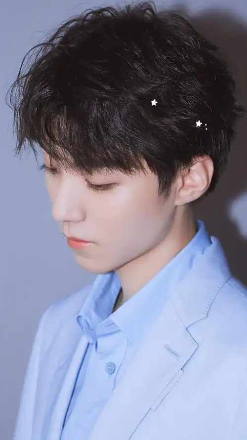 王俊凯侧拍#感受下王俊凯侧颜杀～完美的侧脸 精致的轮廓太优越了