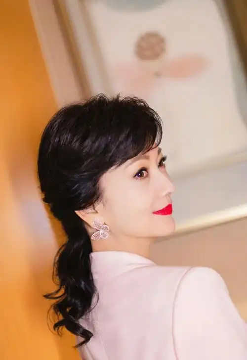 > 赵雅芝粉色流苏羽毛裙气质写真图片(8/9)