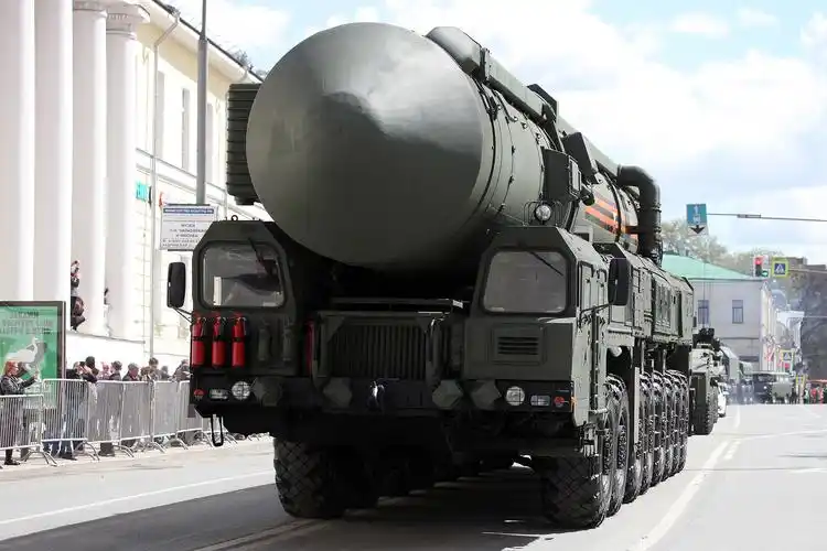 rs-24"亚尔斯"机动式洲际弹道导弹(15u175m tel rs-24 yars icbm)