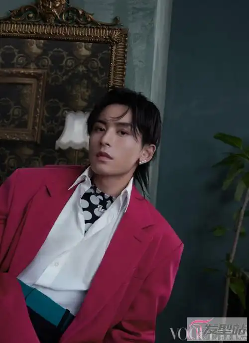 张哲瀚侧颜眼神杀封面演绎绅士贵公子气度