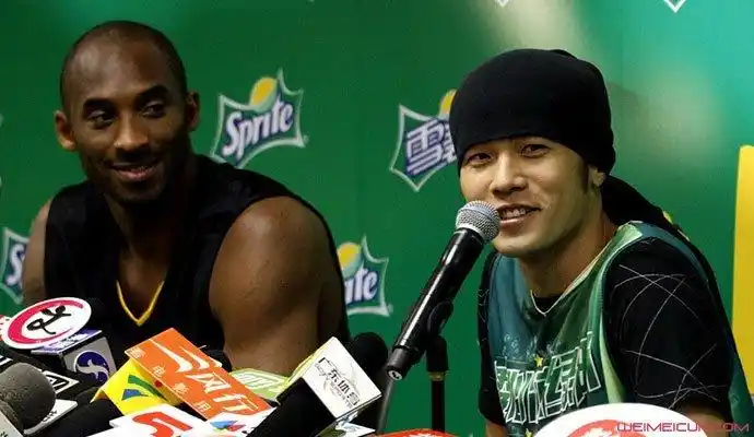 周杰伦晒与科比旧照肌肉猛男同框周杰伦遭网友调侃