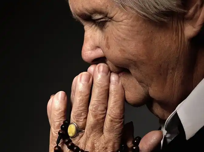 祈祷,老人图片_祈祷,老人高清图片_全景视觉