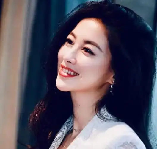 家世显赫从不炫耀长达10年入选世界百美演员朱珠可不是个花瓶