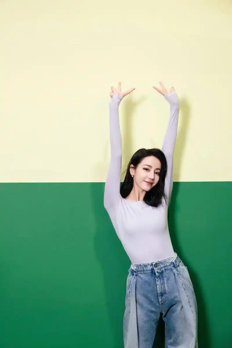 日常穿搭# 迪丽热巴穿的这款阔腿牛仔裤搭配紧身上衣是不是显得上