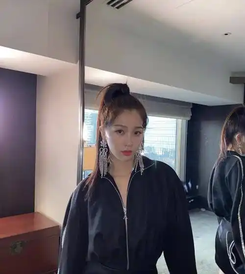 虞书欣真会穿,扎马尾辫发型配黑色外套 短裙减龄洋气,魅力十足_女性