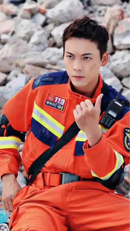 陈伟霆新剧《照亮你》饰演消防员靳时川,佛爷之后再穿制服,制服造型