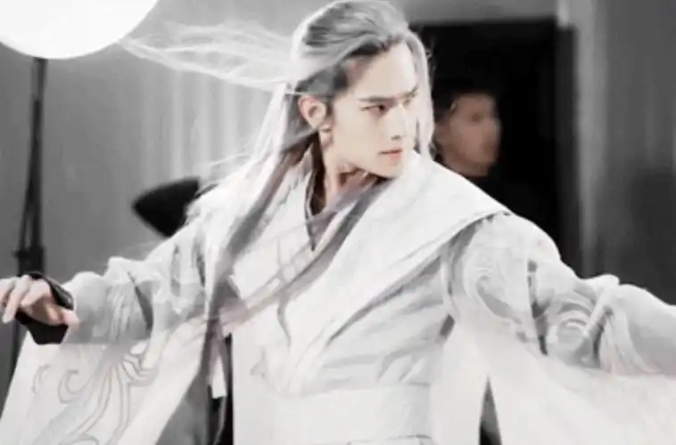 原创且试天下路透杨洋赵露思同框牵手好甜男方白发造型却引热议