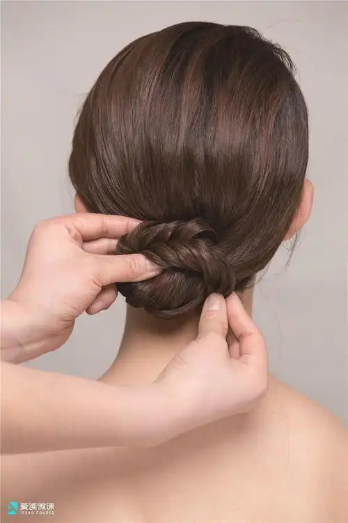 低发髻这样盘不仅精致还时尚