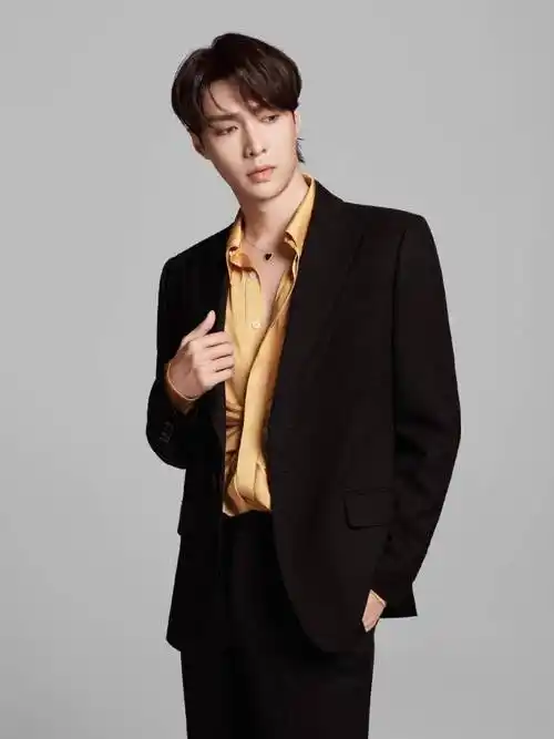 张艺兴时尚感写真释出诠释绅士气质型男范十足