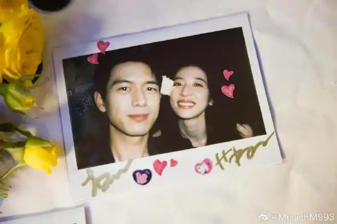 李现周雨彤互拍拍立得##李现周雨彤合拍拍立得