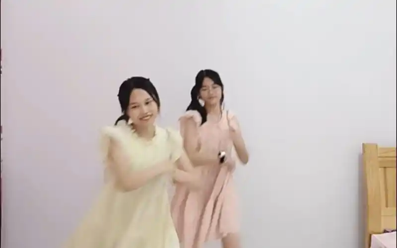 二年级 叮叮当～姐妹俩可爱翻跳