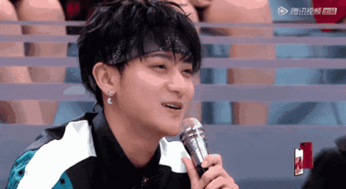 粉色少女心娇羞可爱笑这样的黄子韬你见过吗