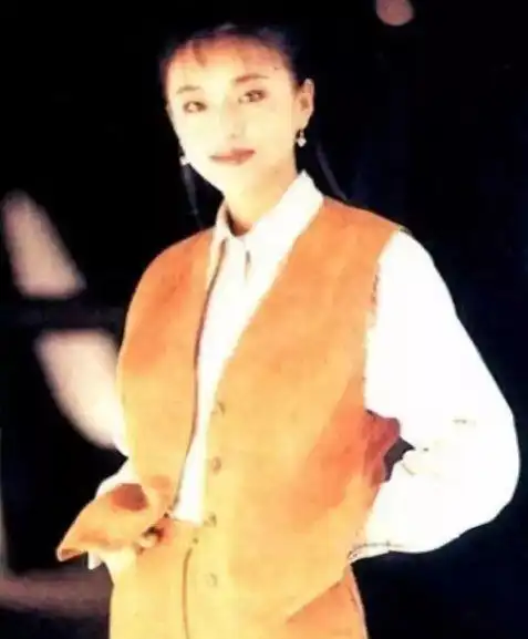 韩红自称当年是校花却被大家说是笑话拿出照片后都目瞪口呆了