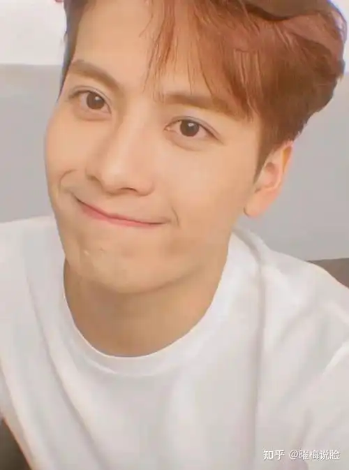 总的来说,王嘉尔的长相很大气,不笑的时候让人觉得很冷酷,笑起来又软