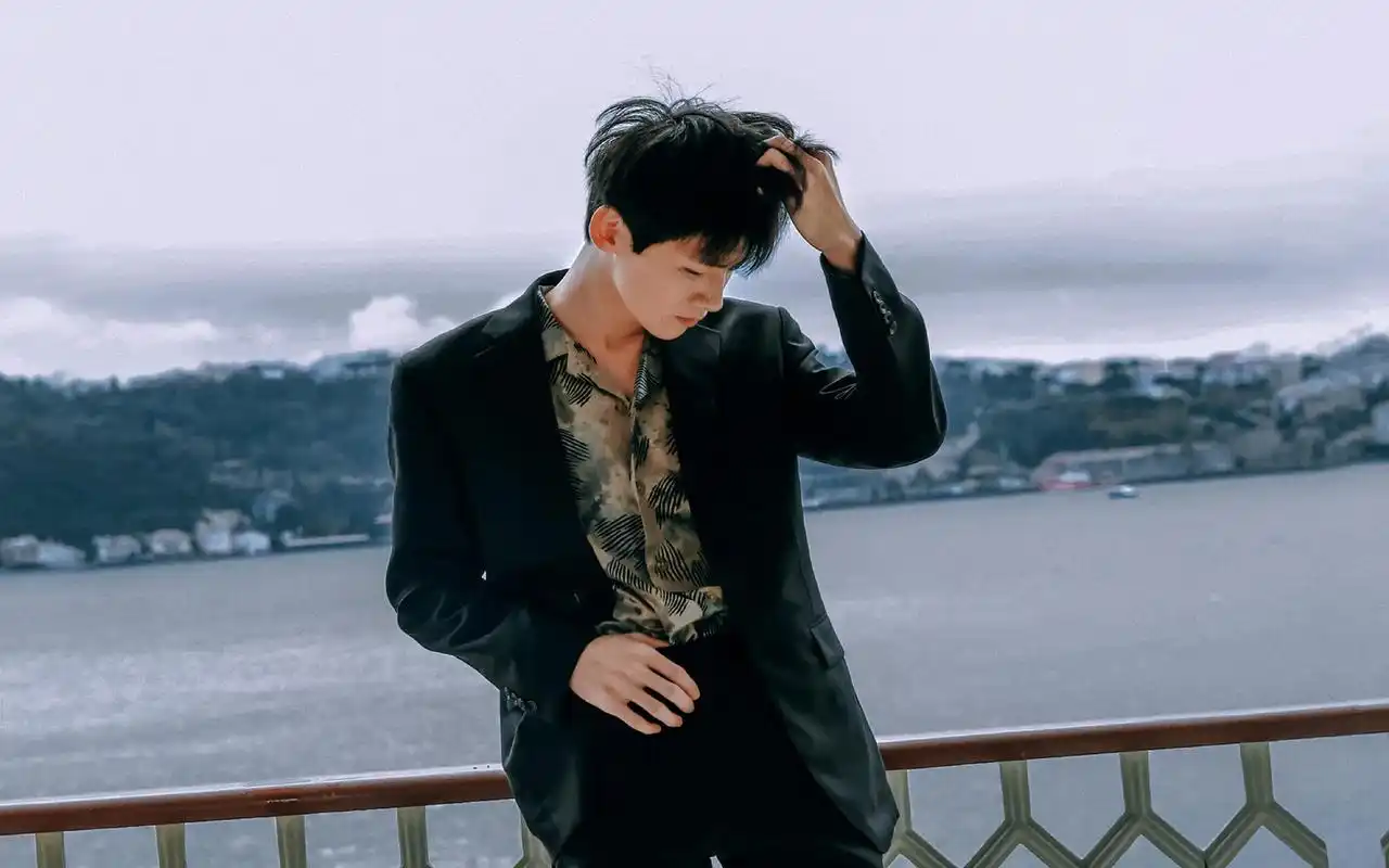 白敬亭高清帅气写真电脑桌面壁纸图片