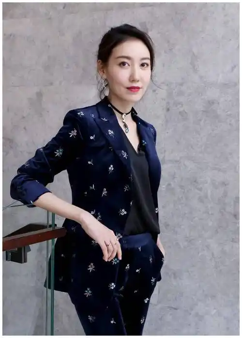 原创高露身穿一袭裸色斜肩连衣裙端庄大气精致优雅气质感真好