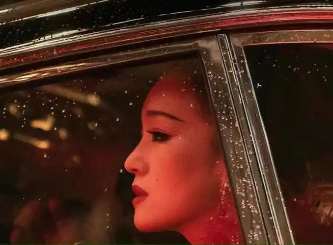 巩俐盘起长发秀美貌红唇配头巾仿佛时光倒流看起来复古又摩登