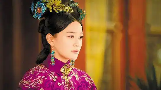 再后来,袁姗姗先后出演了《笑傲江湖》《王的女人》《宫锁连城》等多