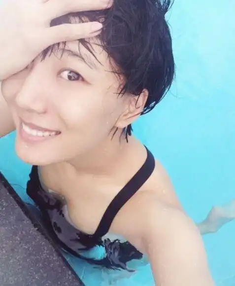 王珞丹晒泳衣照遭网友吐槽胸部还是老样子