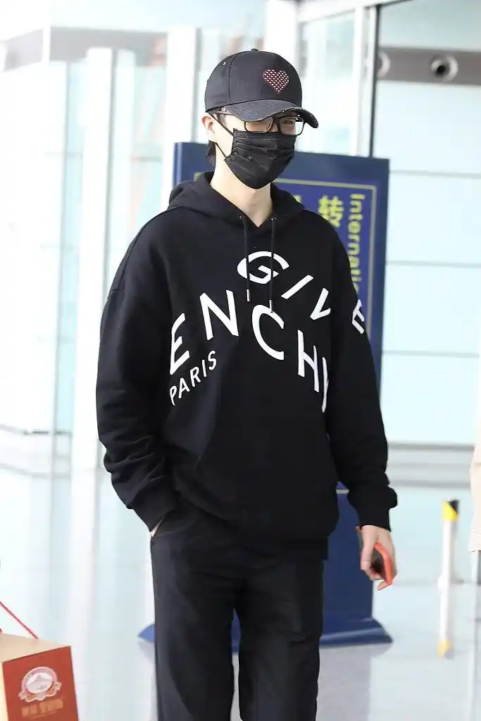 组图:许嵩包裹严实帅颜难挡青春洋溢 身材高挑长腿抢镜