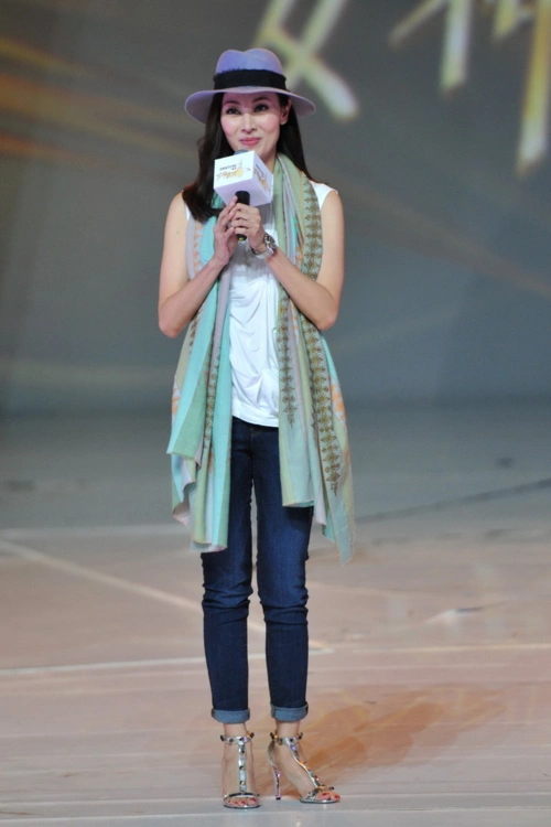 原创李嘉欣的无袖t恤搭配经典牛仔裤看上去十分具有淑女气质真美