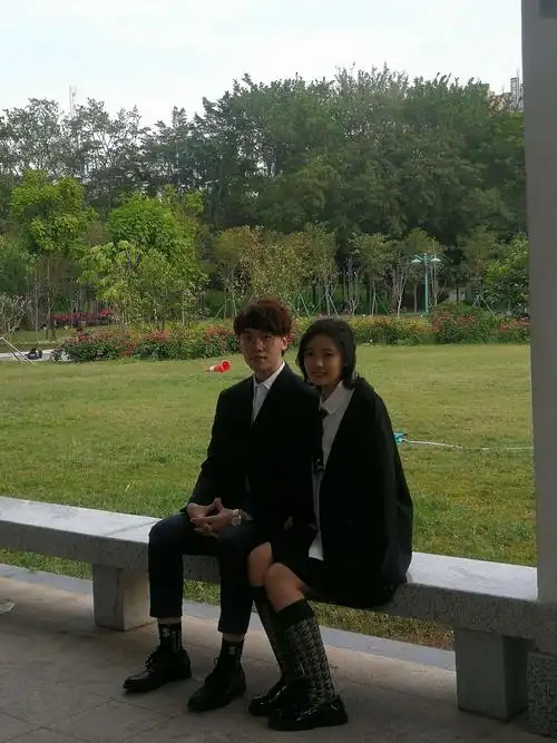 我家有女初长成,兄妹二人合照