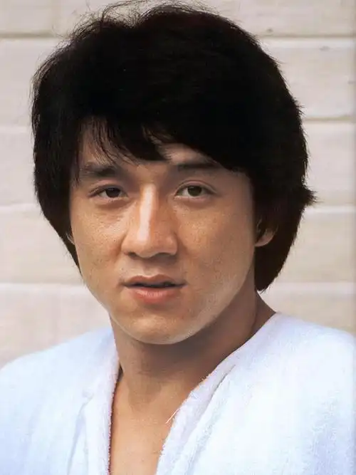 70岁成龙近照曝光参加活动头发花白尽显老态网友评论令人泪目