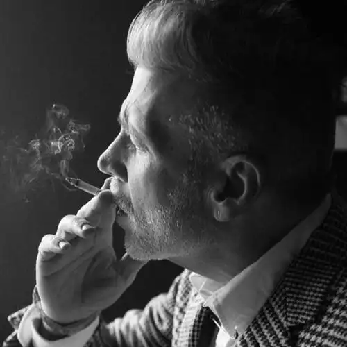 2020年最火头像男沧桑