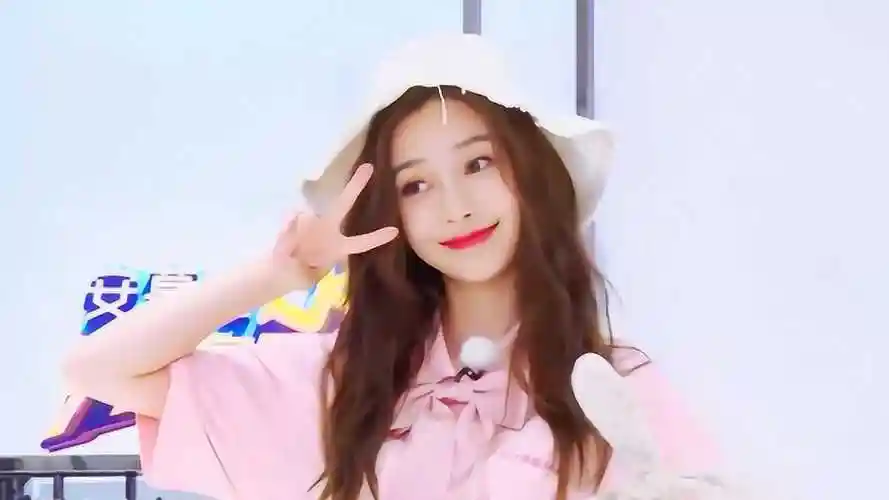 奔跑吧张翰给为angelababy挑的衣服粉粉嫩嫩超可爱