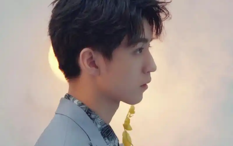 王俊凯:穿过云端,自在如风