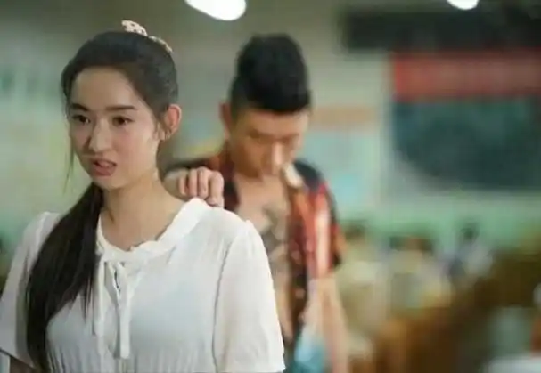 王玉雯隐秘部位意外曝光,请问这是青春校园剧吗?校服竟是如此穿