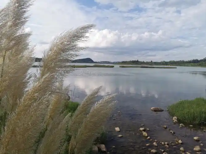 作为贵阳人的后花园,天气晴朗7715及节假日,月亮湖总是人满车多!