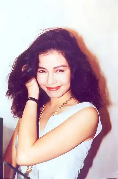 年初,香港第一美女钟楚红在社交平台上分享了一组在户外游玩的照片.