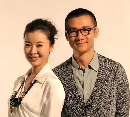 不久之后,柯蓝和黄志忠一起被媒体拍到逛街,吃饭甚至同居的照片,这