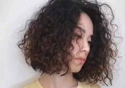 爆炸头太乱可年轻女孩有权利烫小卷 短发小蛋卷做出少女最佳状态_发型