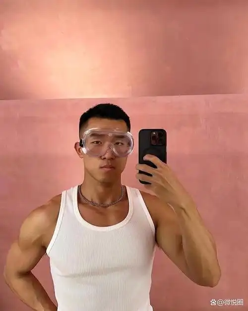 90后肌肉男爱美黑,古铜色的肤色让他好有男人味,你喜欢吗?