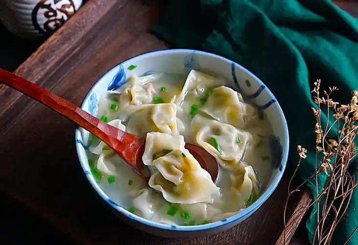 大冷天,就馋这口热气腾腾的馄饨,鲜美多汁又弹牙,自己包就是香