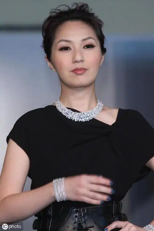 女星杨千嬅出席活动美照,手拿酒杯和黎明合照"笑开怀"