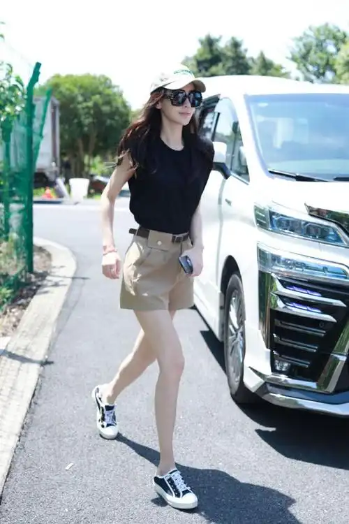 分明在秀身材,街拍穿短裤腿又细又长|杨颖|高腰|上衣|条纹衫_网易订阅