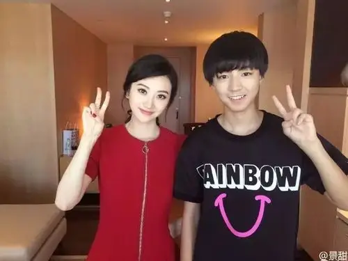 王俊凯和女生合照都很有礼貌,唯独对她不一般