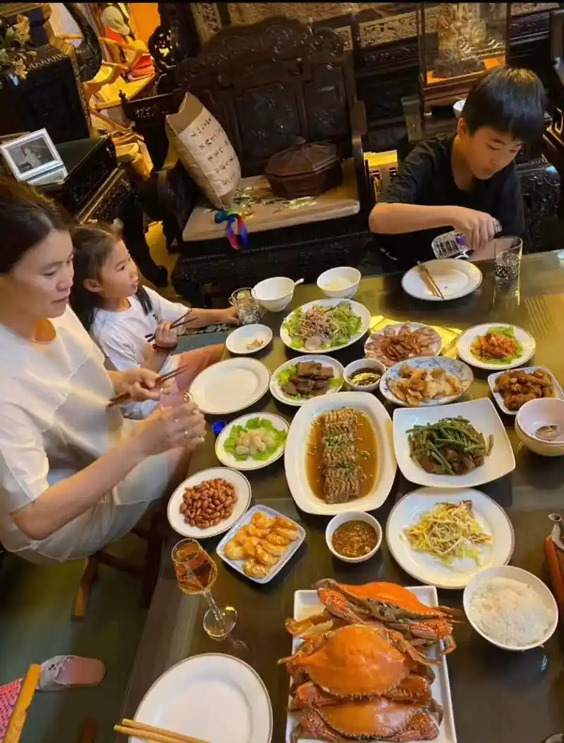 王楠一家豪宅内"烧烤"!一共6种食物,高档家具当架子_郭斌_老郭_国乒
