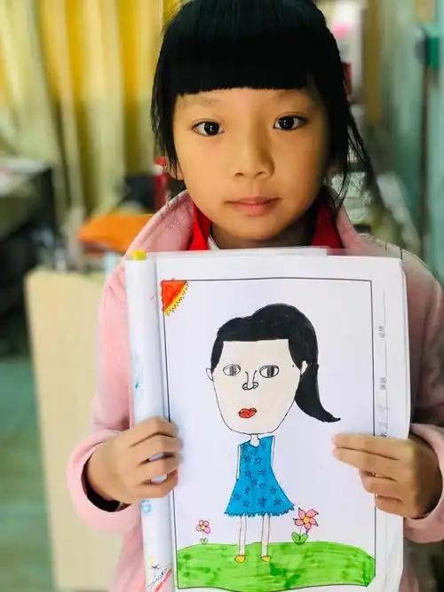 二年二班《自画像》作业展示