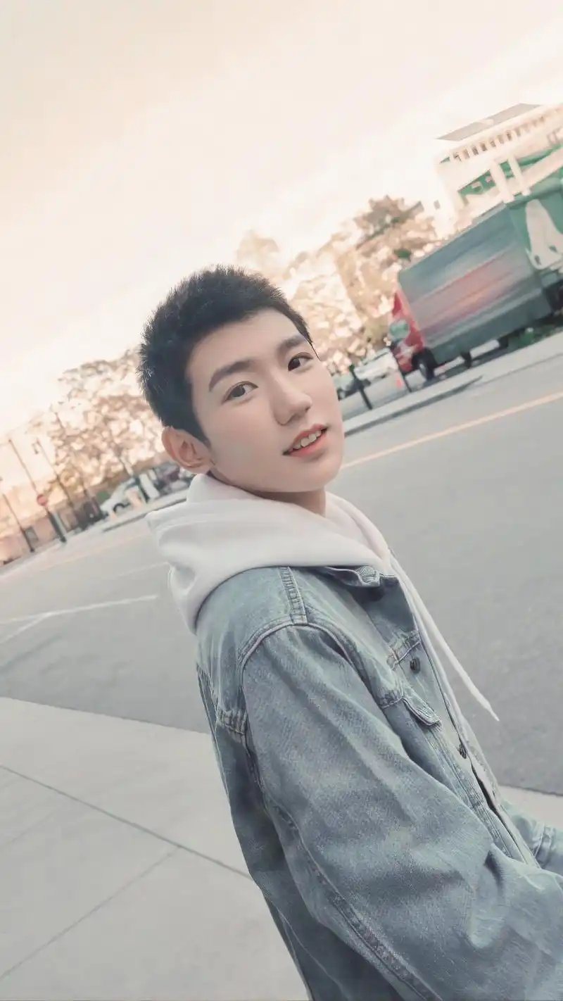王源以新发型亮相,正面回击网络暴力,黑色牛仔配白t恤清新阳光